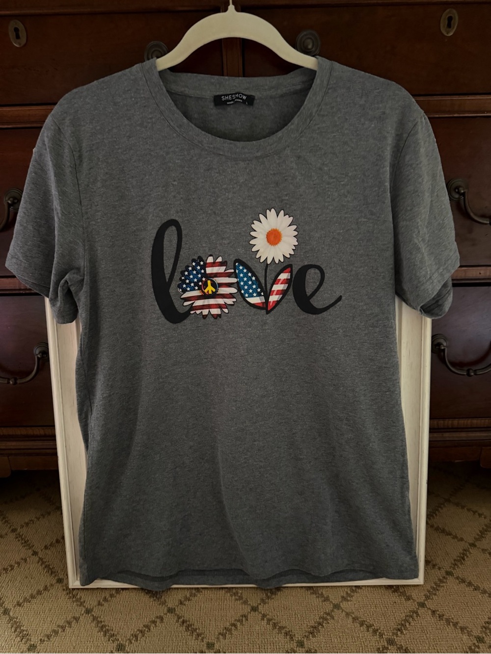 She Show Heathered Gray American flag design flower and text NWOT M